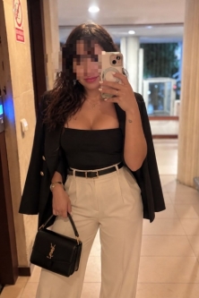 25 años, morena, italiana y con una mirada hipnótica capaz de despertar tus fantasías más irresistibles. Soy Antonella, una mujer apasionada, femenina y con ese encanto mediterráneo que convierte una simple mirada en una invitación a descubrir mucho más. 
